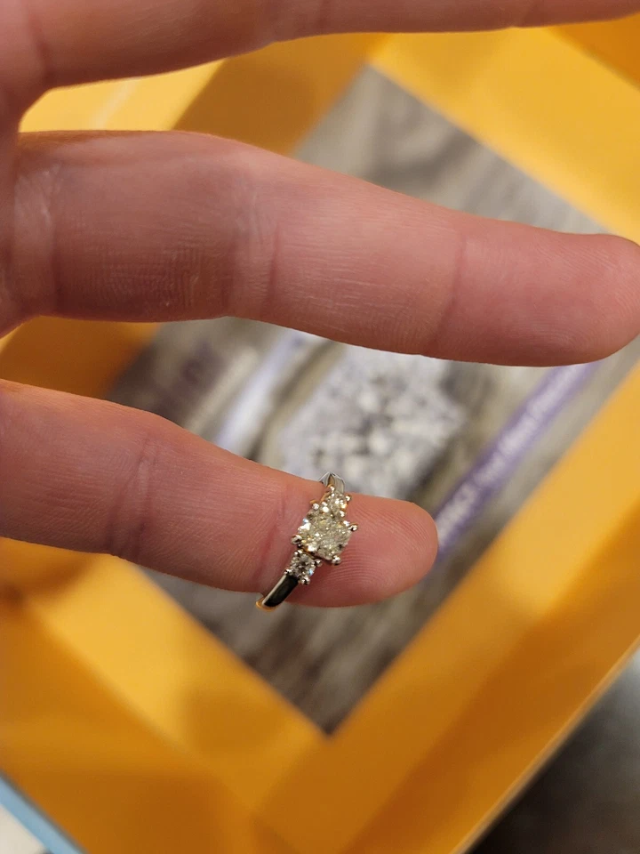 Anillo de compromiso cojín de diamantes de oro blanco de 14 k 1,01 C Foto 2 de 4