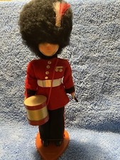 POUPEE VINTAGE années 70 BRITISH QUEENS GUARD Buckingham Palace LONDRES ANGLETERRE yeux endormis