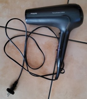Praktischer Philips Haartrockner schwarz 2100 W
