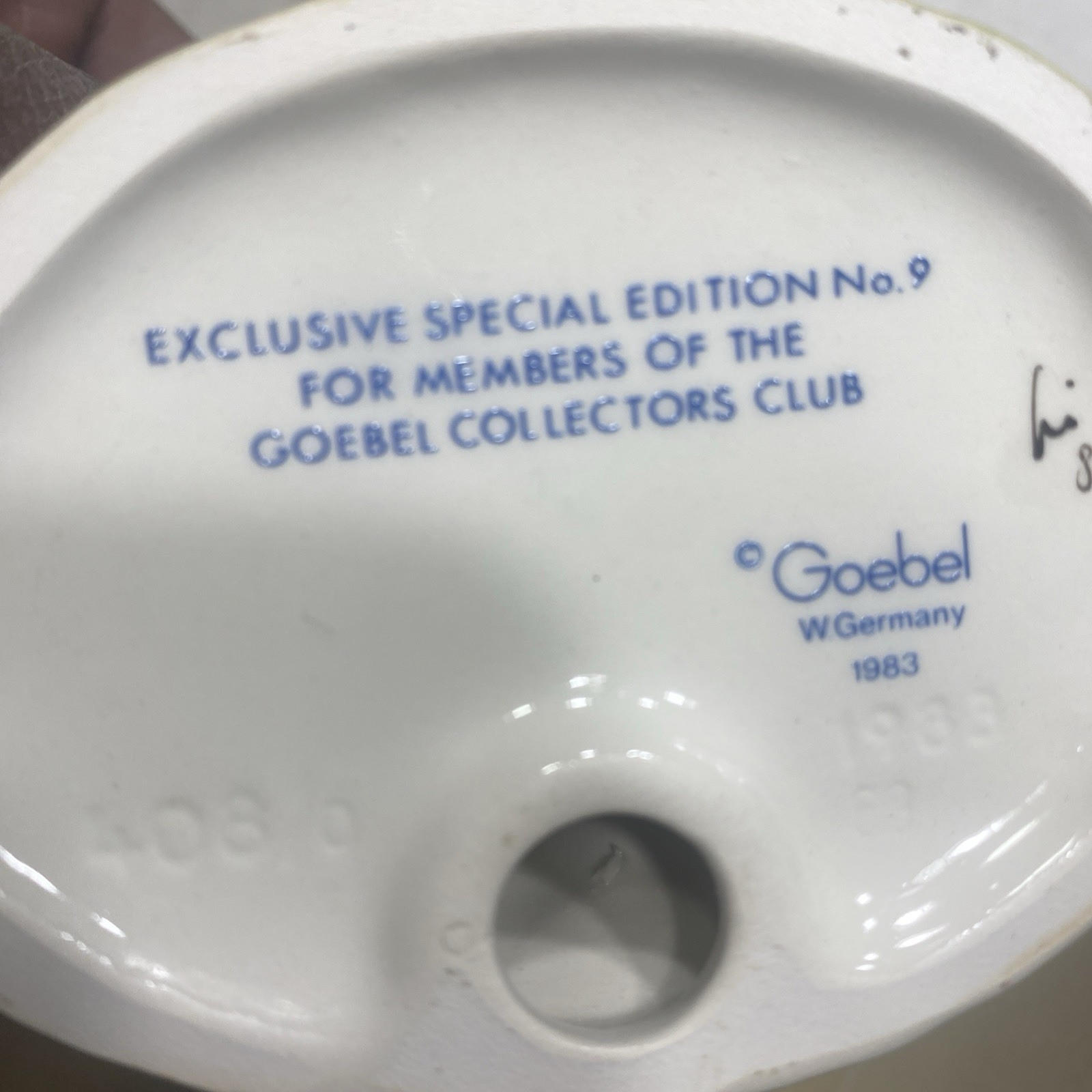 Goebel Hummel Umbrella Girl 1983 Exclusive Edition No.9 w/ Box