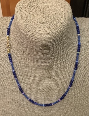 EINZIGARTIGE HALSKETTE AUS 9 KARAT GOLD MIT TANSANIT, SAPHIR UND BLAUEM OPAL. NATURSTEINE