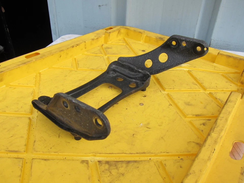 Honda ST1100 1998 OEM montaje de soporte de tanque de gasolina delantero Foto 4 de 4