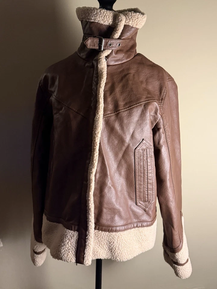 Chaqueta Universal Thread Cuero Marrón Cálida con Cremallera con Bolsillos Borde de Vellón Foto 2 de 4