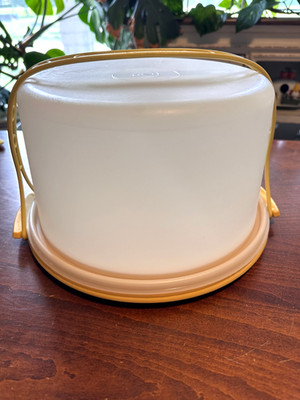 Tupperware #684 Tall 10'' Cake Taker ~ Golden Yellow