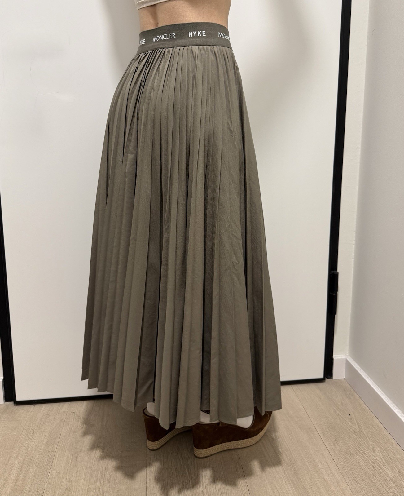 DDP Moncler x Hyke Pleated Taupe Mid Length Gonna Skirt Size 44 image 4