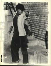 1972 Press Photo Actor Pointing Gun in "Hit Man" Movie Scene - hcq39061