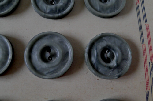 Boutons anciens lot de douze plastique gris sur carte 2 trous 20 mm - Photo 2 sur 3