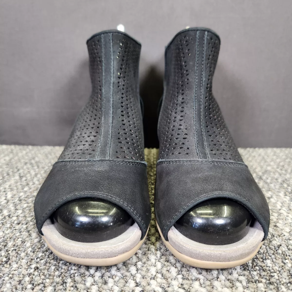 Earth Ivy Sahara Womens Size 7.5M Black Soft Buck Ankle Strap Zip
