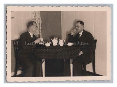 2 Men at Cup of Coffee - Porcelain Service Apartment - Photo 1930s