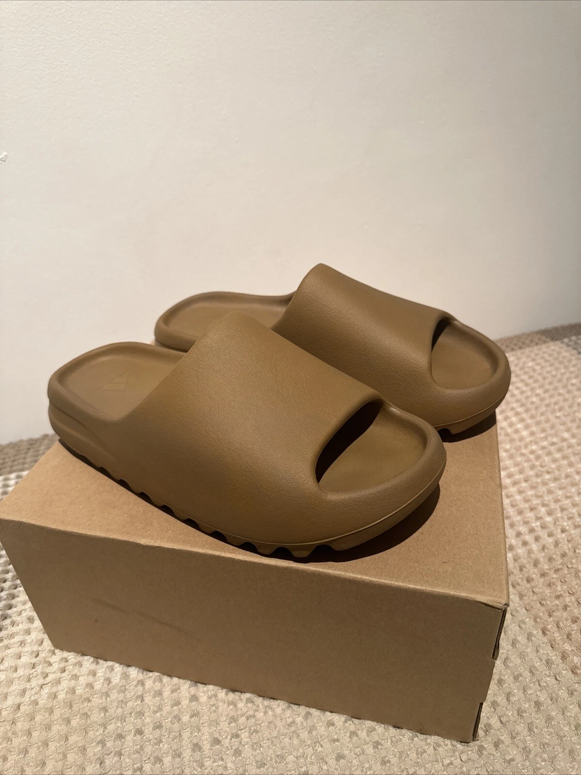 Adidas Yeezy Slide ocra da uomo UK 8 EU 42