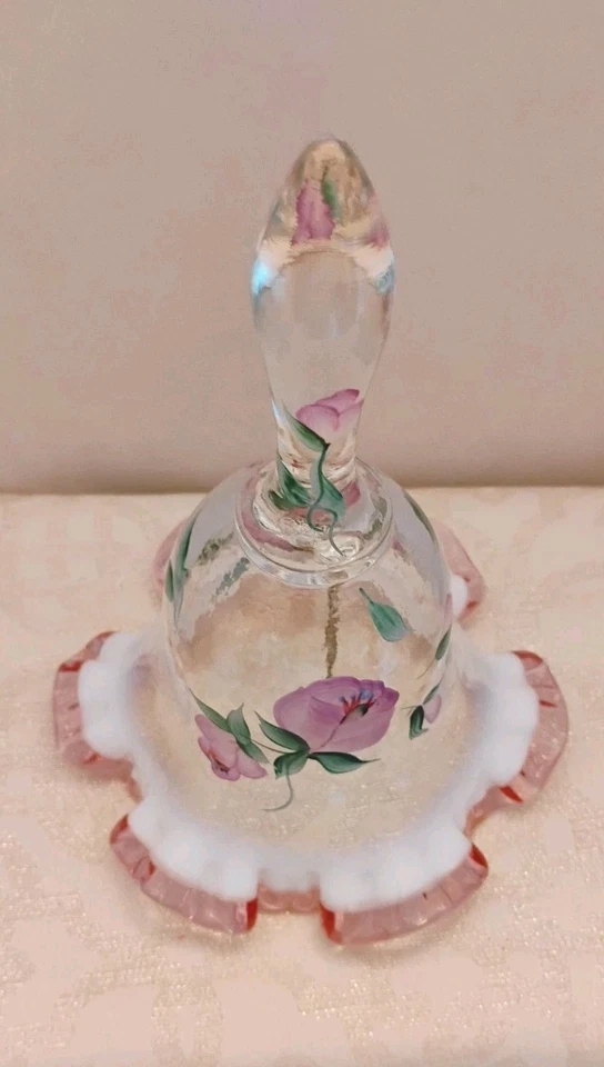 Campana opalescente con cresta rosa con volantes Fenton firmada pintada a mano, 7" Foto 4 de 4