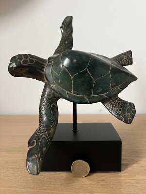 Sehr schöne Meeresschildkröte Skulptur aus patinierter Bronze auf Sockel