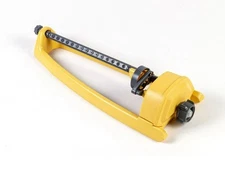 EXPERT GARDENER 2,600 sq ft Oscillating Sprinkler Adjustable Flow Yellow