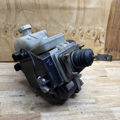 2001-02 MITSUBISHI MONTERO ANTI BRAKE ABS PUMP MASTER CLYLINDER BOOSTER OEM