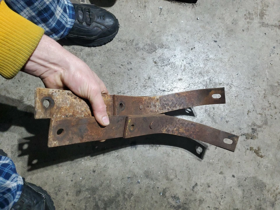 Chevrolet Fleetmaster 1948 juego de soportes de montaje de parachoques trasero 2 puertas Foto 2 de 3