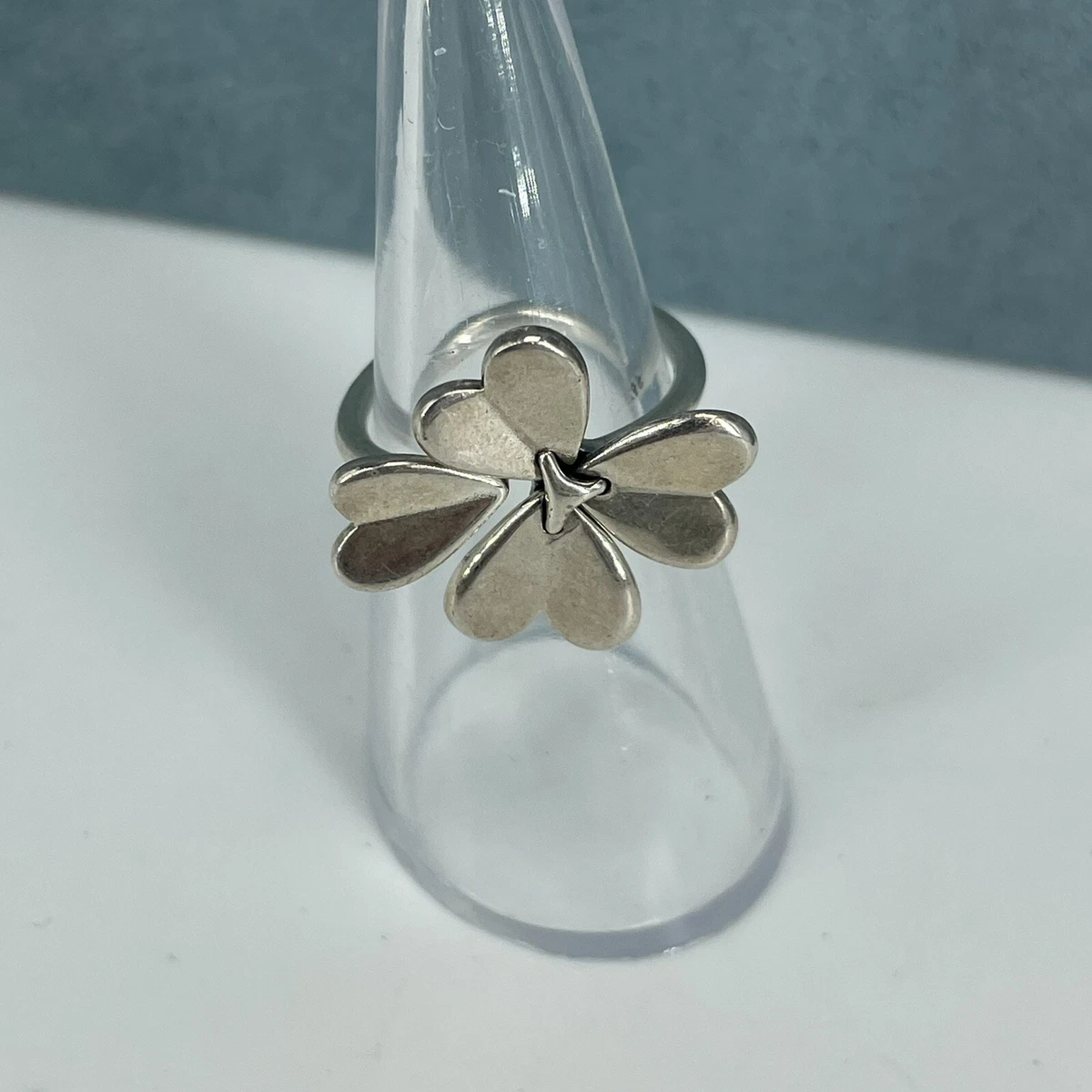 Pandora moving clover best sale ring