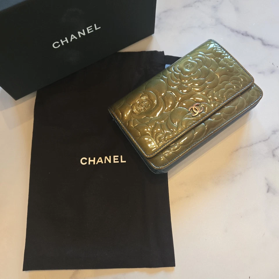 CHANEL Camellia Green Blue Wallet Shoulder Bag Crossbody Patent Leather WOC - Imagem 3 de 4