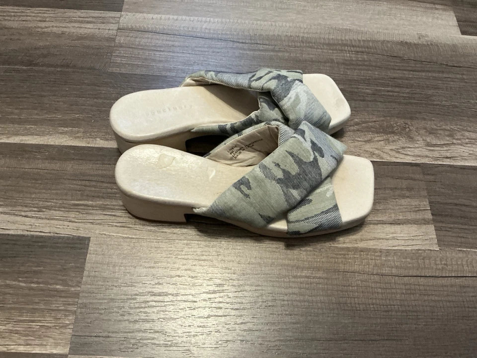 Sandalia Sanctuary Lively Mujer Correa Cruzada Slide Suela de Madera Camuflada Gris 6 Moderna Foto 2 de 4
