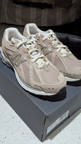 Scarpe da ginnastica New Balance in marrone taglia UK 9 nuove con scatola