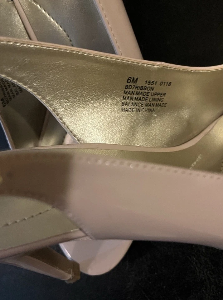 Tacones bandolera Bandolino rosa claro peep toe, charol sintético, talla 6 Foto 3 de 4