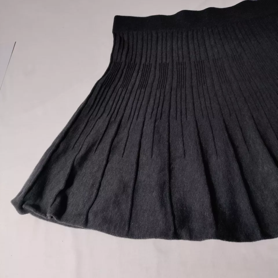 CAbi Falda Vogue Negro Algodón Acanalado Plisado Tejido Suéter Acampanado Mini Academia M Foto 2 de 4