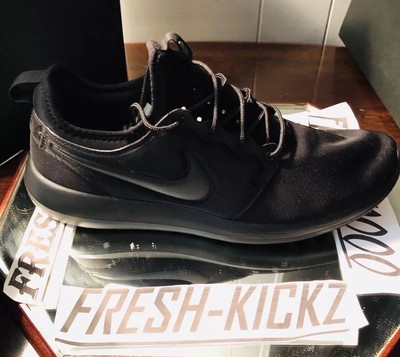 nike roshe two triple black