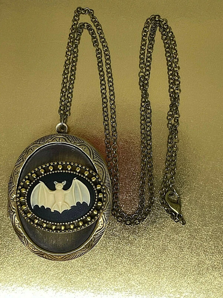 Collar medallón grande de latón dorado camafeo de murciélago gótico fotos Rockabilly bronce Foto 2 de 4