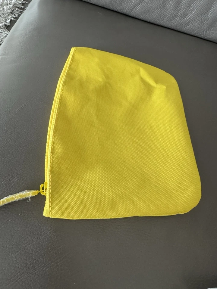 Bolsa de Maquillaje TonyMoly Amarilla Julio 2025 Foto 3 de 4