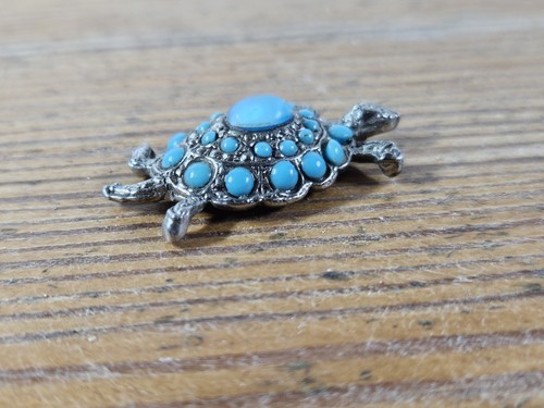 VINTAGE JEWELRY LOT – ENAMEL ? FLORAL BROOCH, TURTLE PENDANT, TOGGLE CLASP - Picture 19 of 21