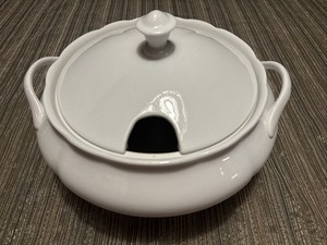 WHITE TWO PIECE SOUP TUREEN WITH LID MISSING LADLE SOUP STEW SERVING