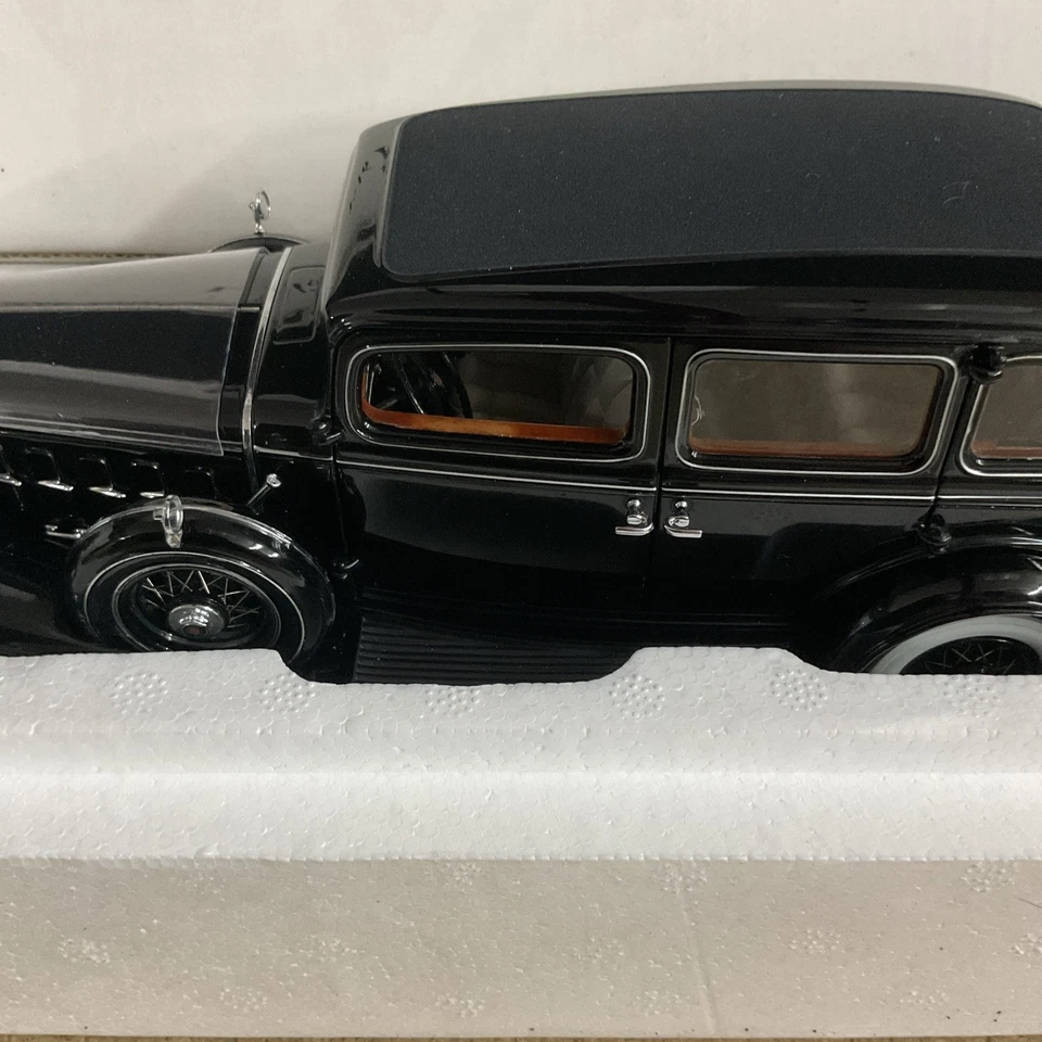 Danbury Mint 1932 Cadillac V-16 Fleetwood Sedan - Image 3 of 4