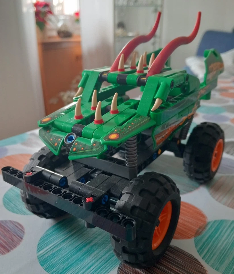 LEGO Technic 42149 Monster Jam Dragon, foto 2 di 5