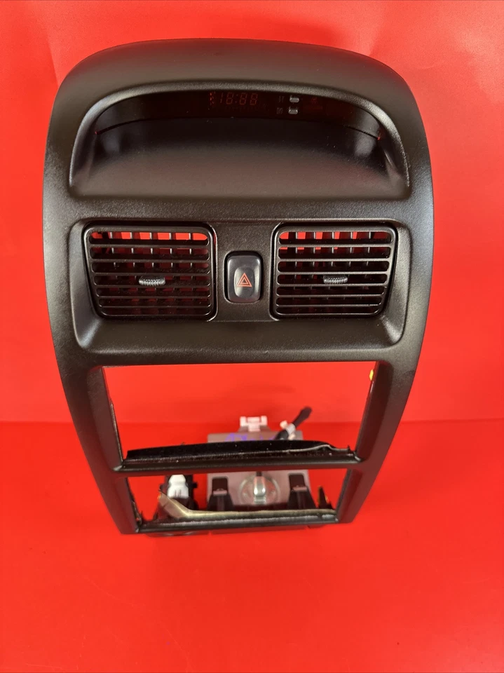 1999-2003 Toyota Solara центр приборной панели радио климат-контроль ободок отделка вентиляционные отверстия - Изображение 2 из 4