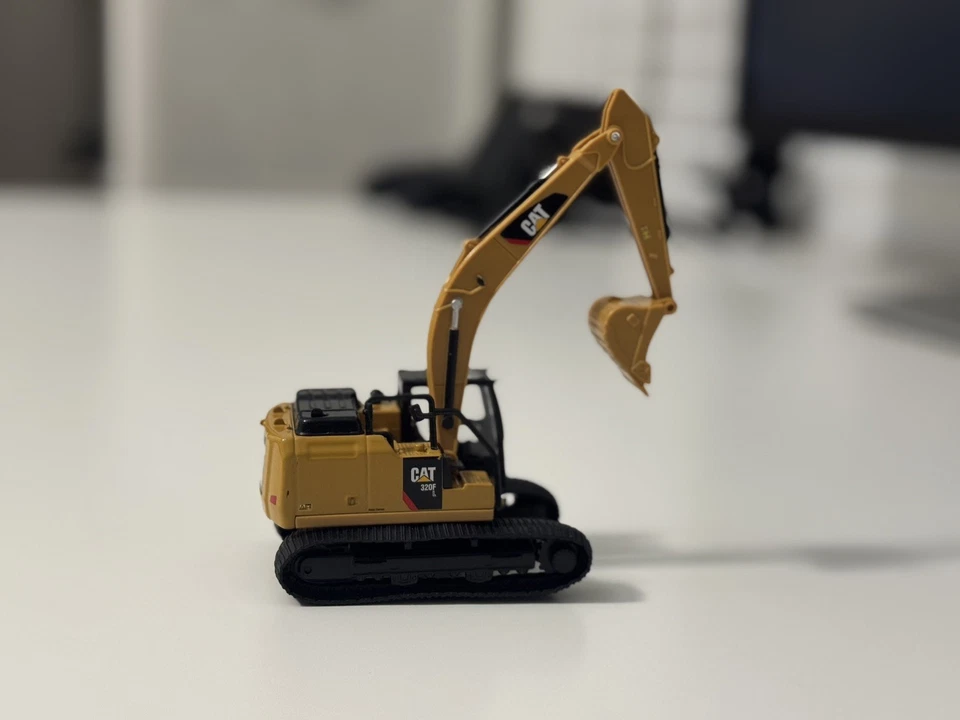 Escavadeira hidráulica modelo Diecast Masters CAT escala 1/64 + caminhão basculante + trator - Imagem 3 de 4