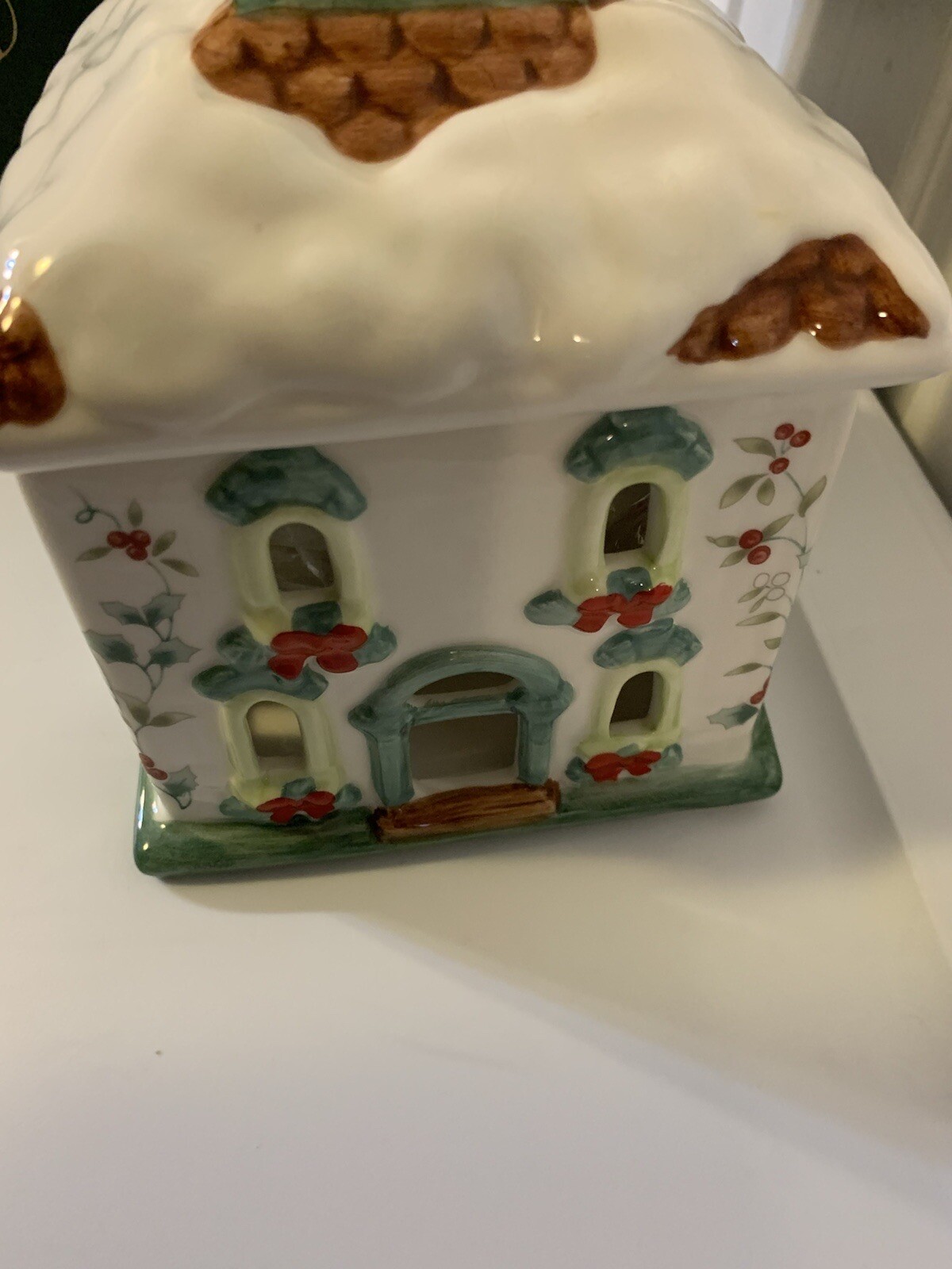 Pfaltzgraff Winterberry Sculpted Pierced Holiday Tea Light House