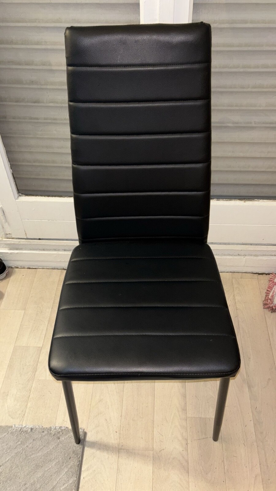 Table à manger en verre compacte pour gagner de la place dans un salon moderne