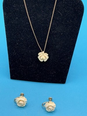 VINTAGE COSTUME JEWELRY / VAN DELL / CARVED ROSE NECKLACE & SCREW EARRINGS