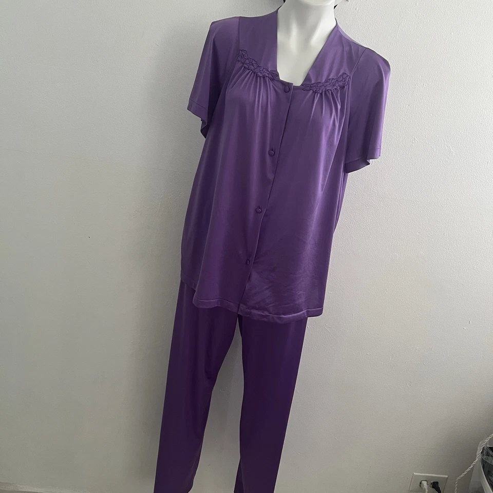VANITY fair Womens Pajama set purple size LARGE - Image 3 of 4