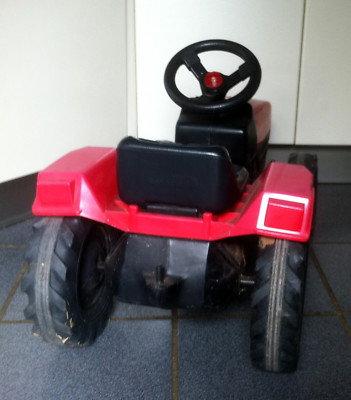 FALK - Tracteur à pédales noir Farm King 600 avec Remorque