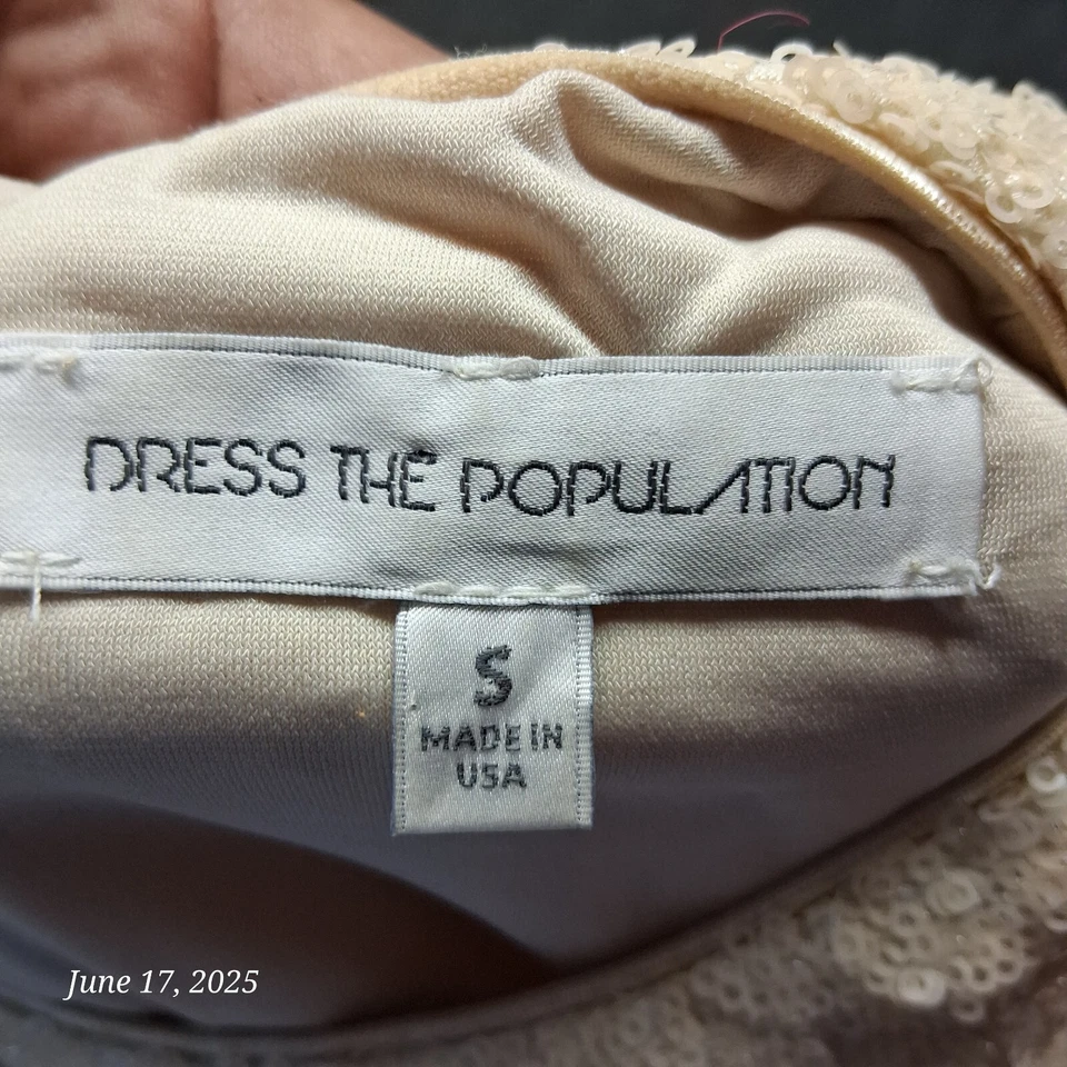 Vestido largo de manga larga con lentejuelas en crema Lara de Dress the Population Talla pequeña Foto 3 de 4