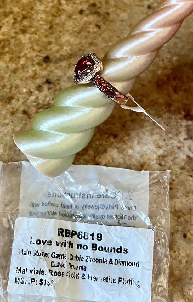 Anillo corazón Bomb Party RBP6819 Love With No Bounds granate circonita cúbica y diamante circonita talla 6 Foto 2 de 4