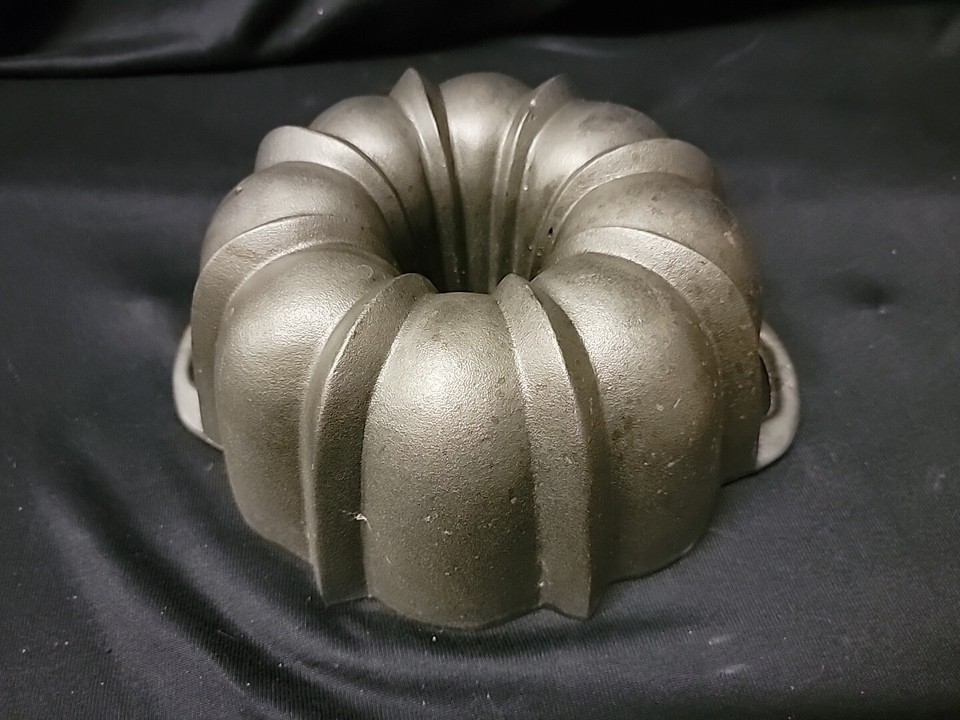 Vintage Large 11" Cast Iron Bundt Cake Pan Looks Unused Fast Free Shipping eBay