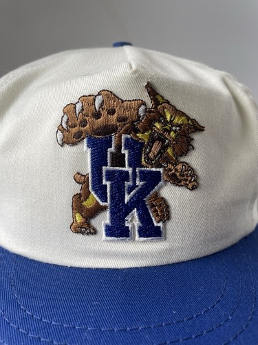 *RARO* De Colección UK Wildcats Uni Cuadrado Blanco y Azul Gorra Stapback Hecha en EE. UU. Sombrero Nuevo con Etiquetas - Imagen 2 de 11