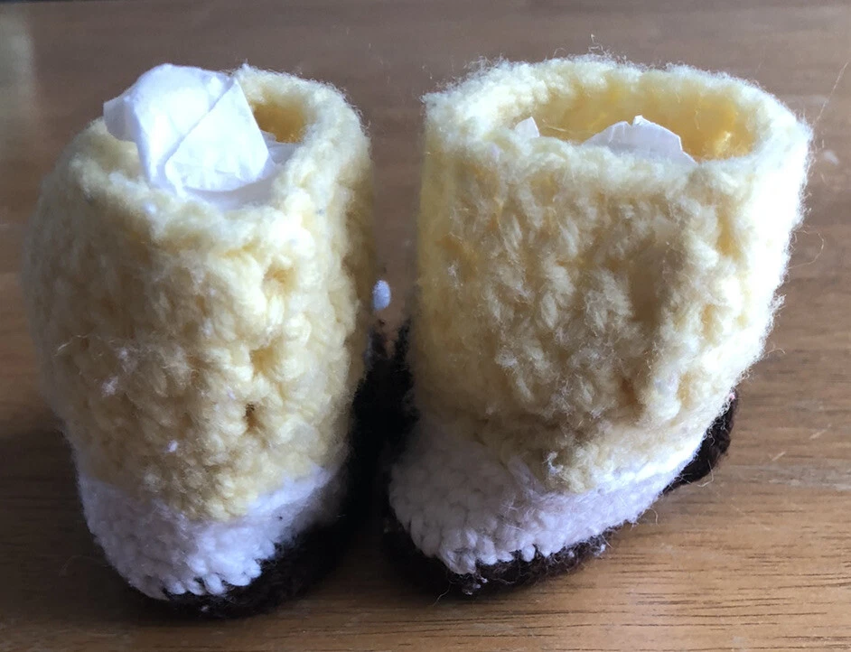 Sapatos de bebê feitos à mão de crochê botas boneca amarelo marrom branco - Imagem 2 de 3