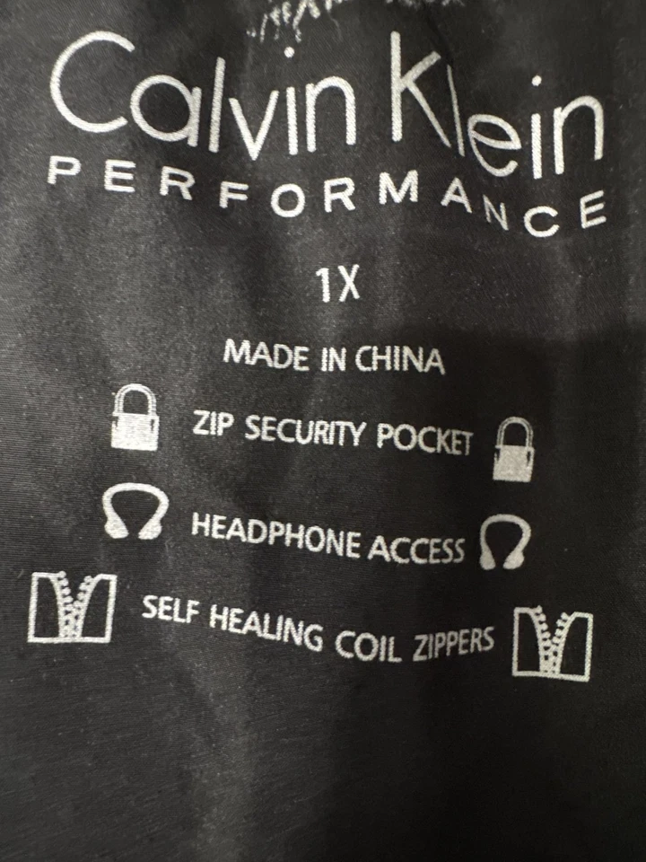 Colete acolchoado CK Performance feminino preto com capuz 1X Sherpa - Imagem 3 de 4