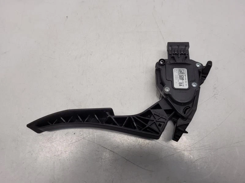 Chevrolet Cruze 2015 (1,4 L/AT) pedal acelerador - accionamiento por cable/DBW Foto 3 de 4