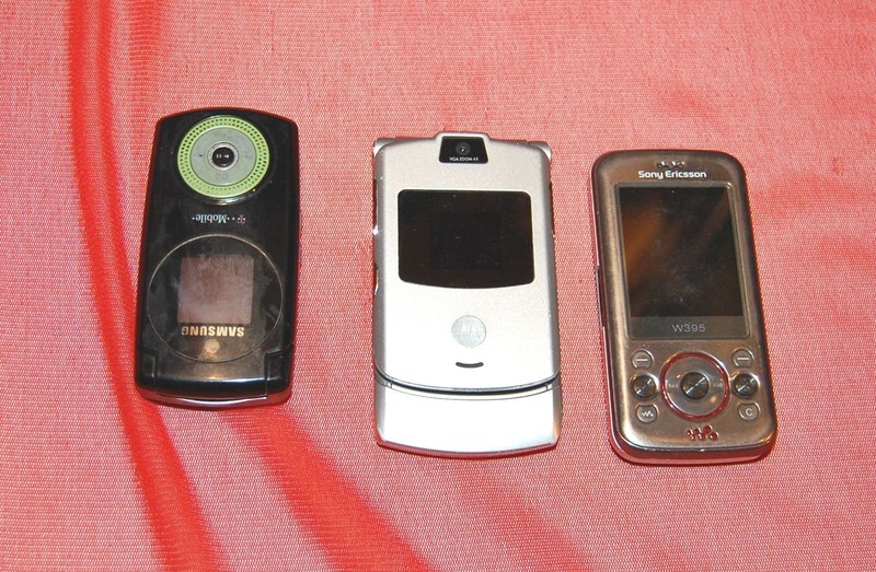 3 Vintage flip/slider cell phones Sony W395 Motorola RAZR V3 Samsung SGH-T539