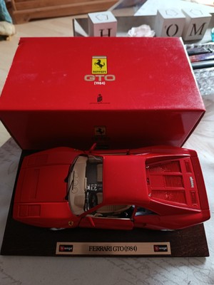 Ferrari Burago Auf Holzplatte 