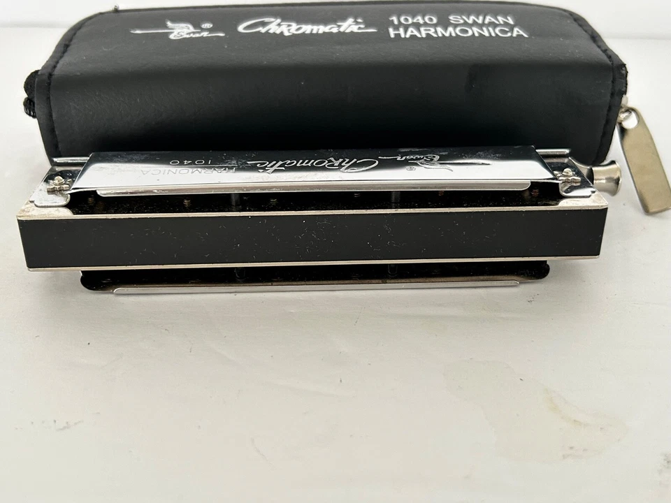 Armónica cromática Swan 1040 en estuche de material blando. Foto 4 de 4