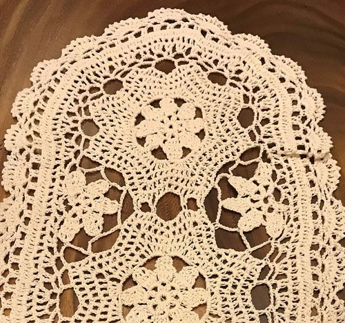 Vintage Hand Crochet Lace Table Runner Oval Dresser Scarf Flower Doily Wedding - Picture 14 of 48